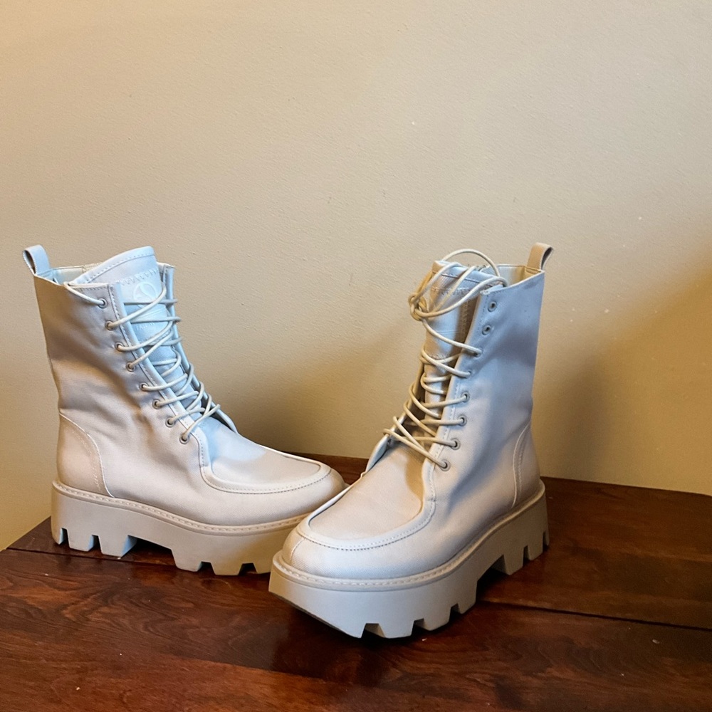 Combat boots